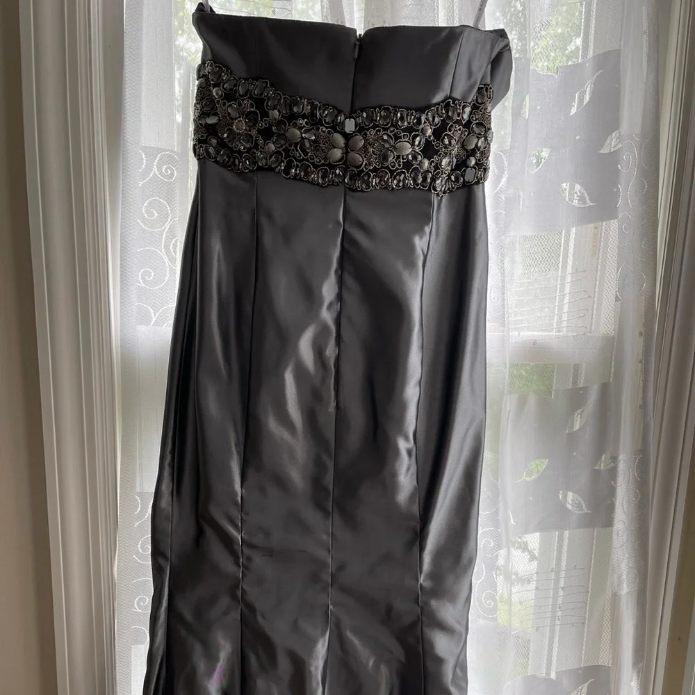 Love Gown mermaid style, worn once—- Needs to be dry cleaned to remove stain - Picture 8 of 10